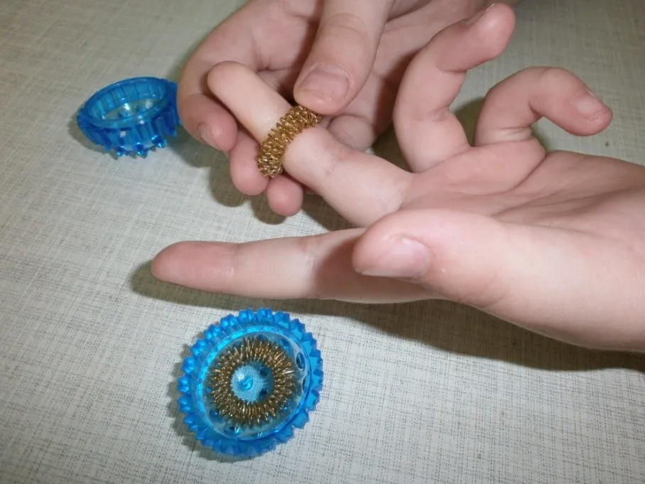 Массажер пружинный шарик