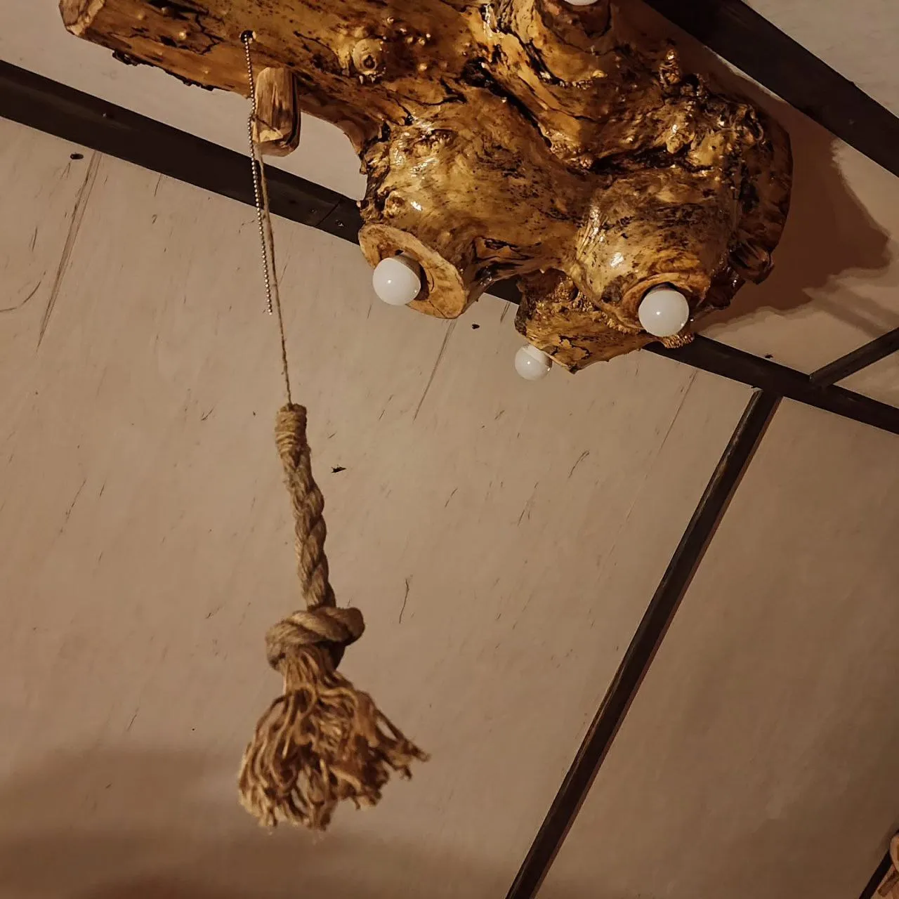 Люстра деревянная