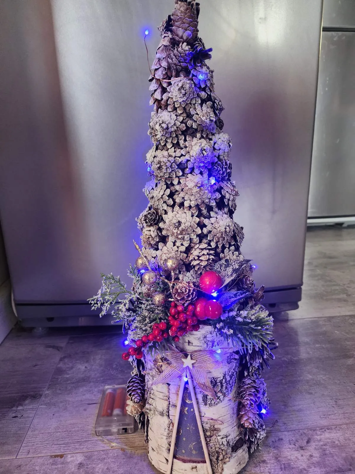 Елочка из шишек